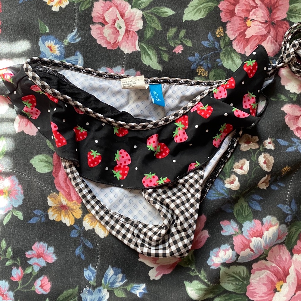delia’s strawberry gingham print bikini bottoms